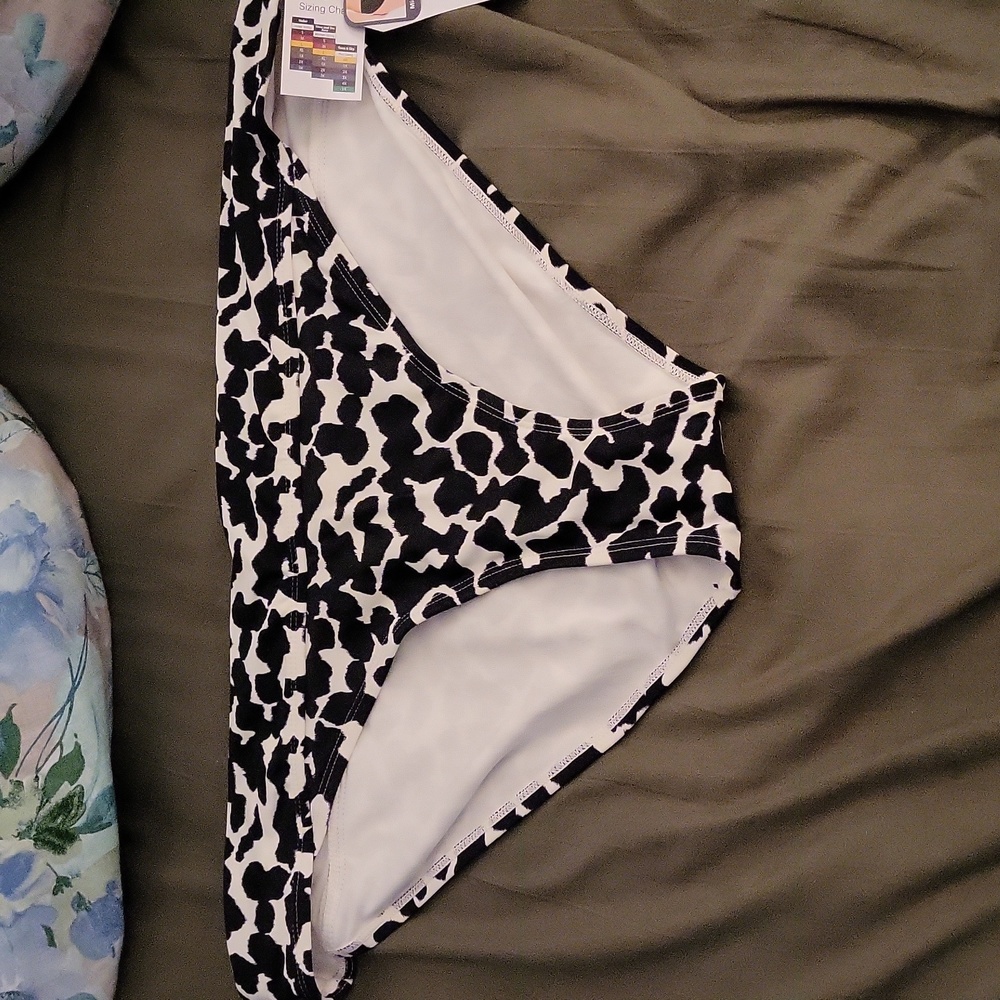 Brand new 1xl mid rise bikini bottom animal print
